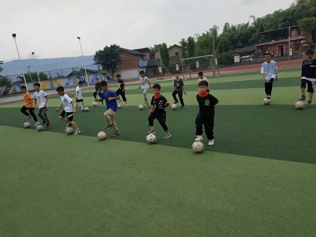 小学生如何开始学习篮球进攻技巧?_2